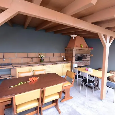 Charming Prazeres Poolside Apartment Campanario