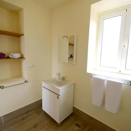 Appartement Charming In Prazeres With Shared Pool 150 M² Campanário